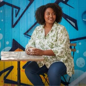 Umgee XL Green and White Floral Slightly Cropped Top